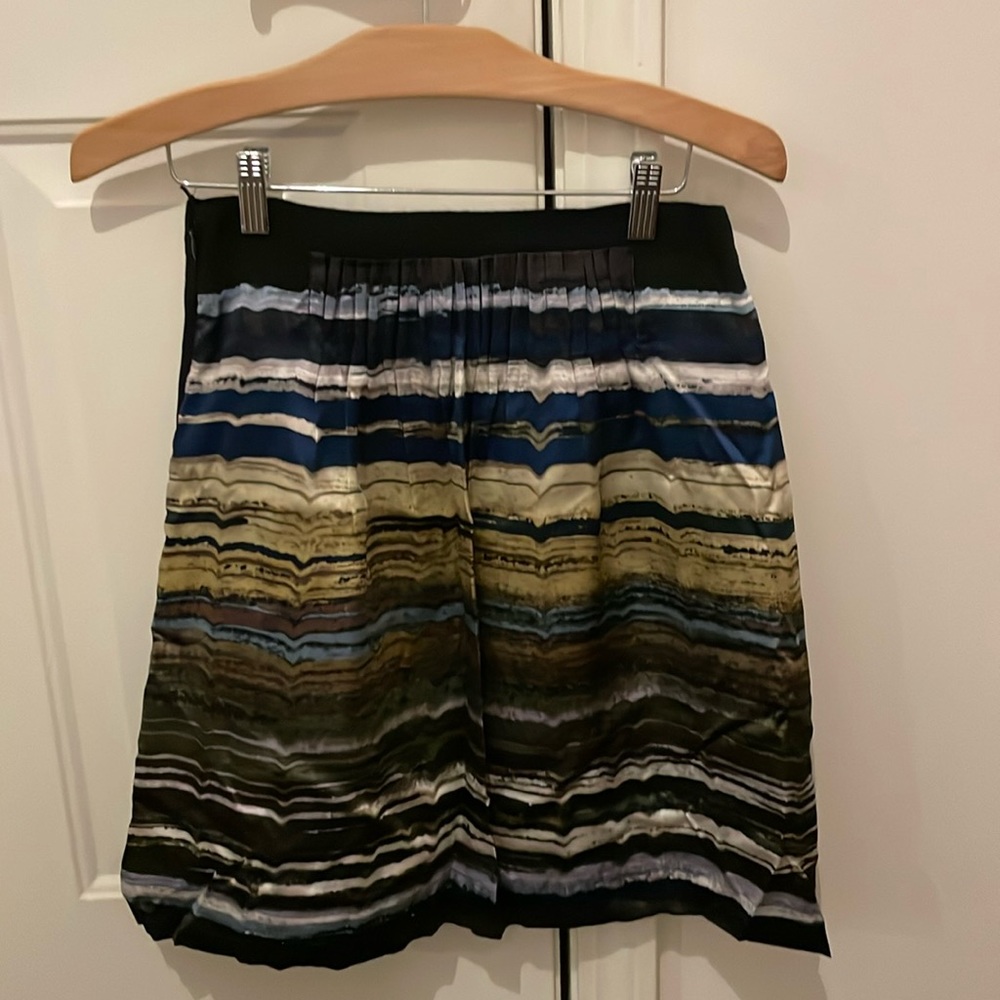 Silk skirt with pockets and side zipper. Size 4